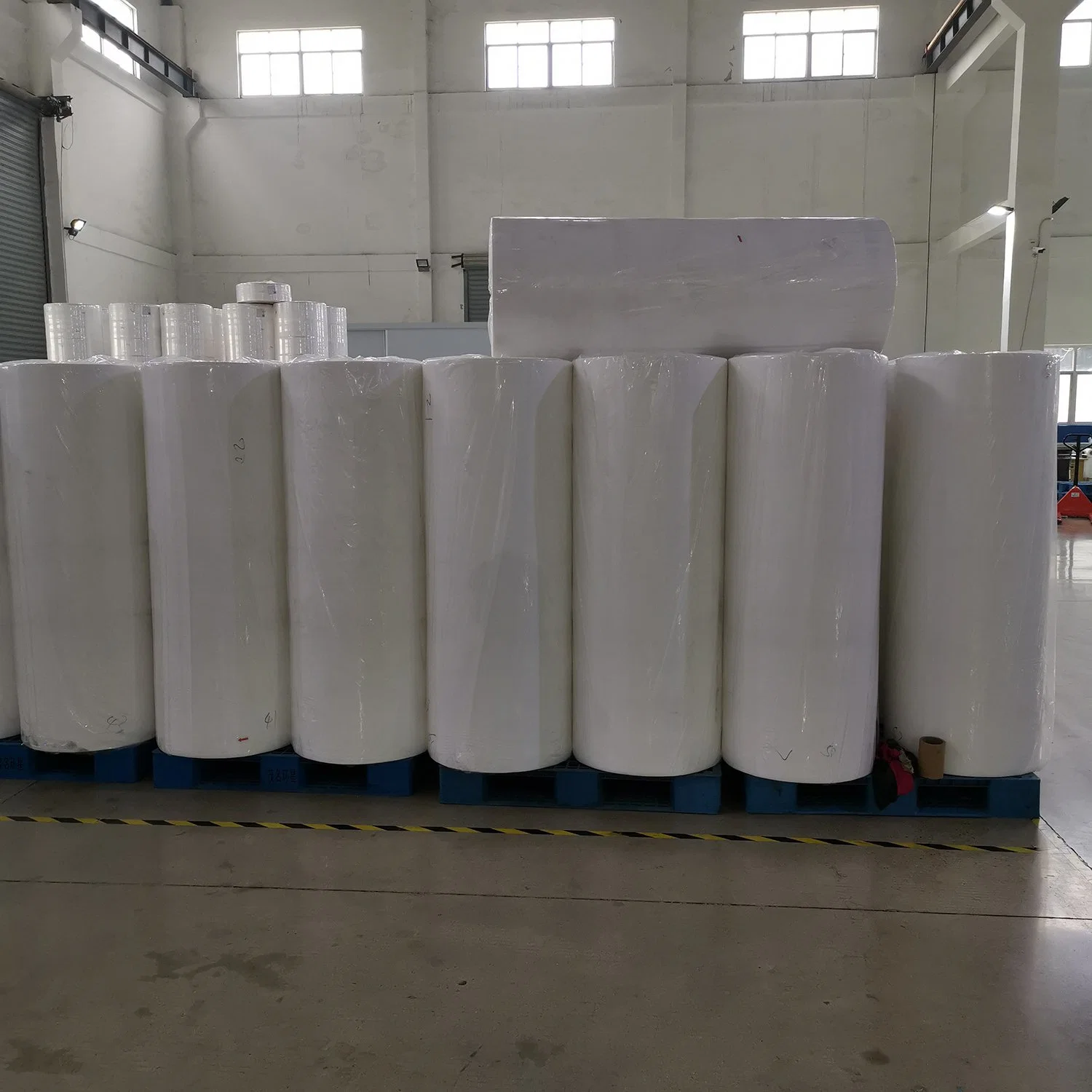 Hot Sell Raw Material 100% PP Spunbond SSS Nonwoven Cloth for Sanitary Napkin