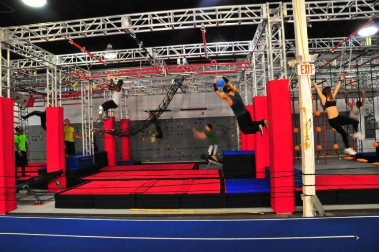 Compétition de parcours d'obstacles pour adultes Équipement de terrain de jeu de gymnastique de fitness Obstacle Warriors Ninja Équipement de divertissement