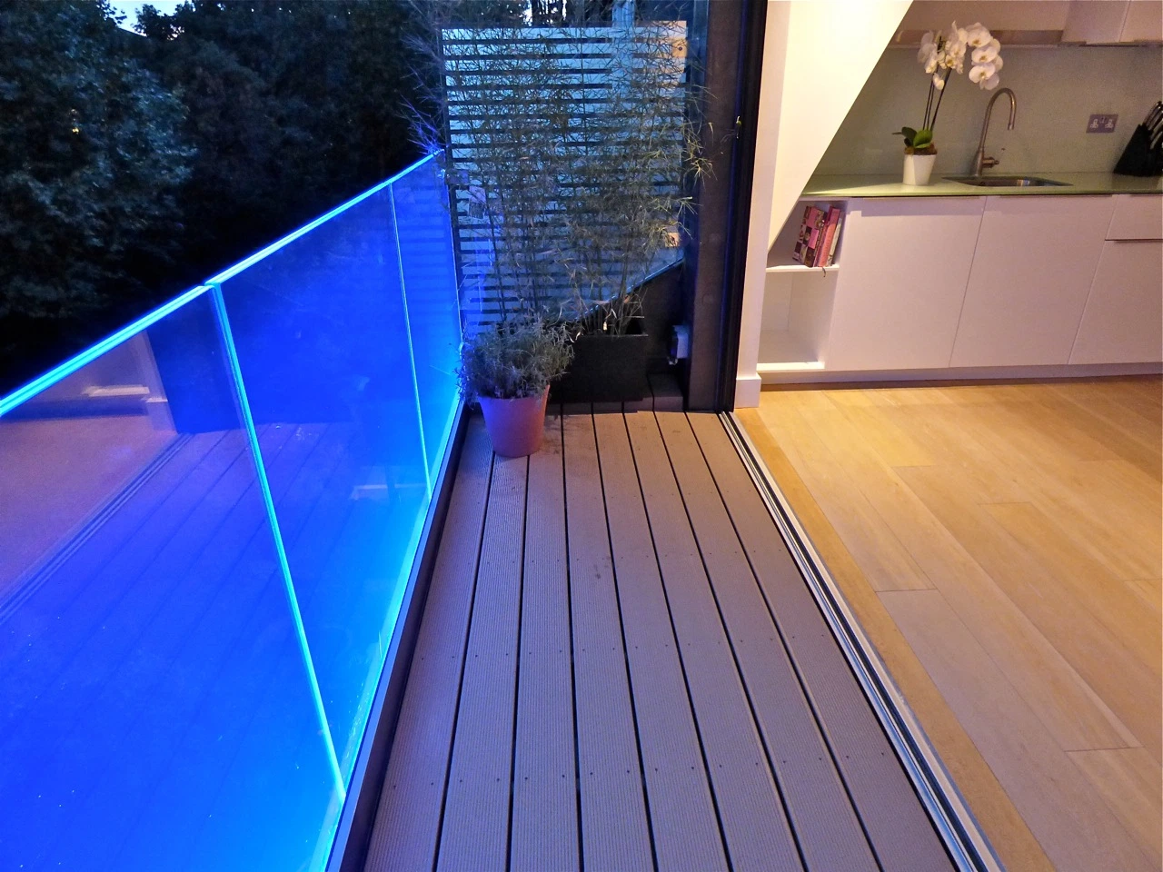 Anodized Aluminum U Channel Fence Base for Glass Railing with LED Light