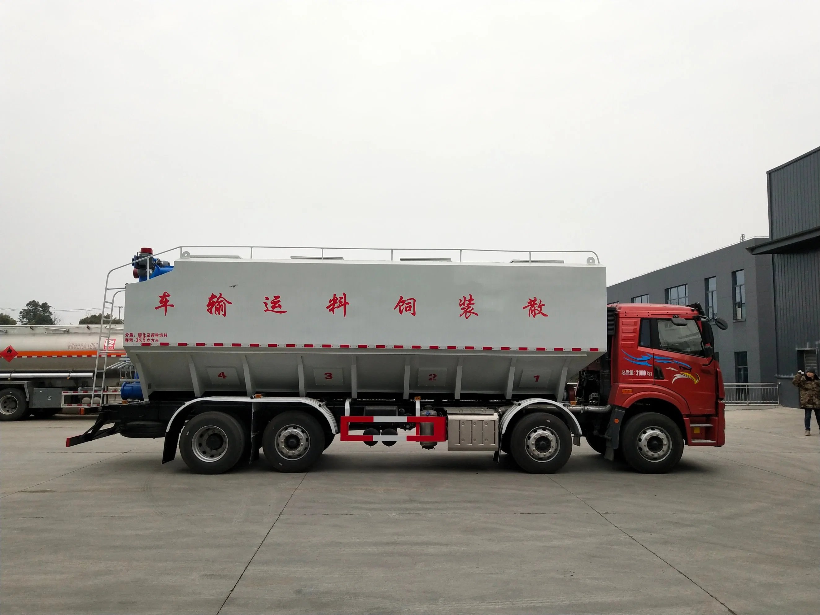 FAW 8X4 40-44m3 40cbm Animal Bulk Feed Truck with Electric Auger