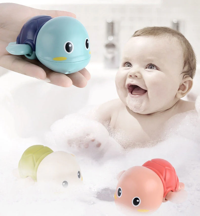 Jouets de bain pour bébé en forme de tortue qui nage en spirale dans l'eau lors des jeux aquatiques pour enfants dans la salle de bain.