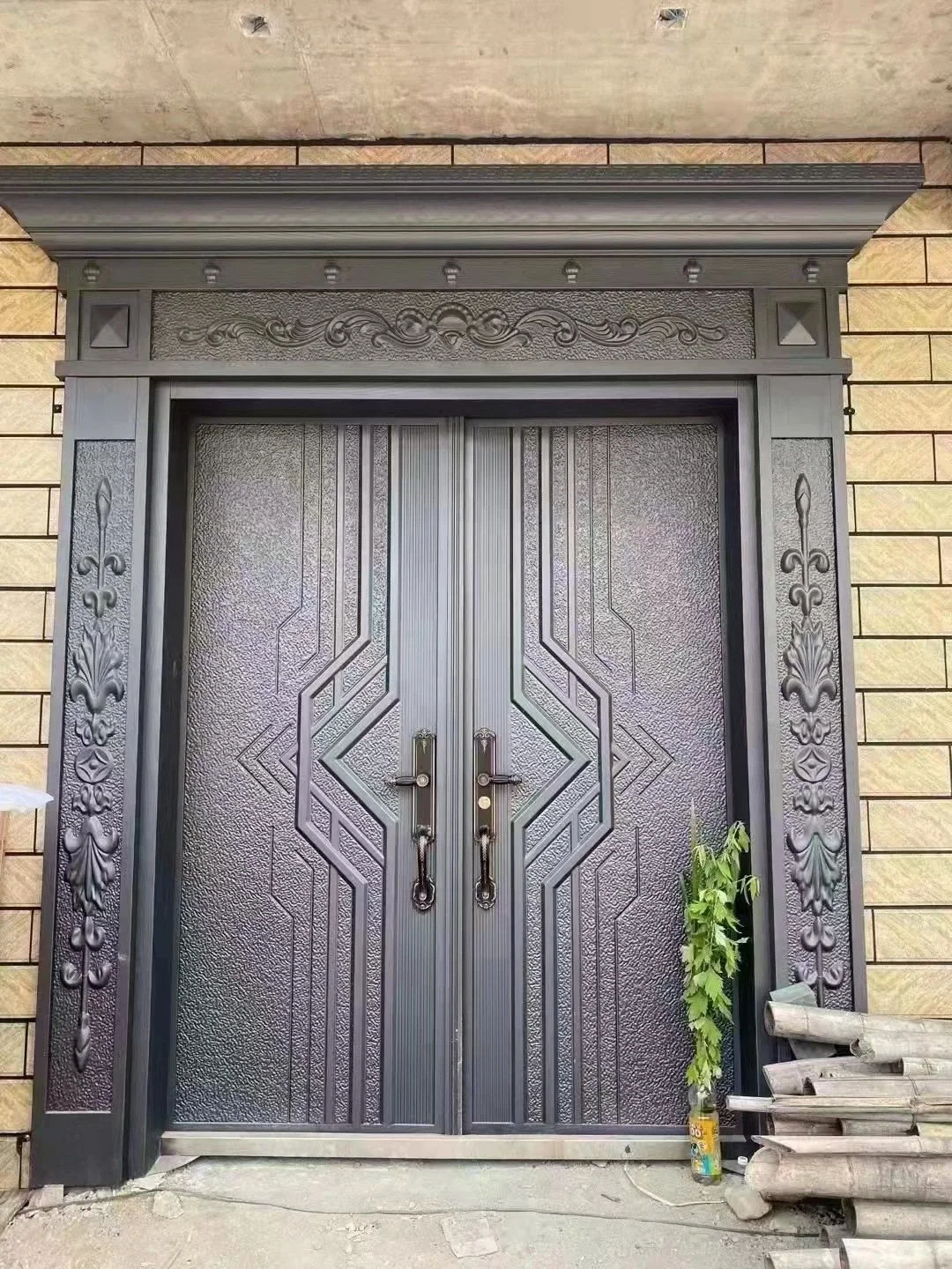 Puerta de seguridad de aluminio de alta gama de diseño más recientes precio más barato en casa de lujo de estilo de buena calidad de la puerta de aluminio