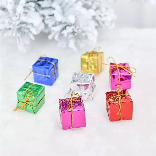 Weihnachtsfarbe Geschenkbox Kunststoff-Geschenktüte Anhänger 2cm-8cm Weihnachten Baum hängende Ornamente ein Set von 12pcs