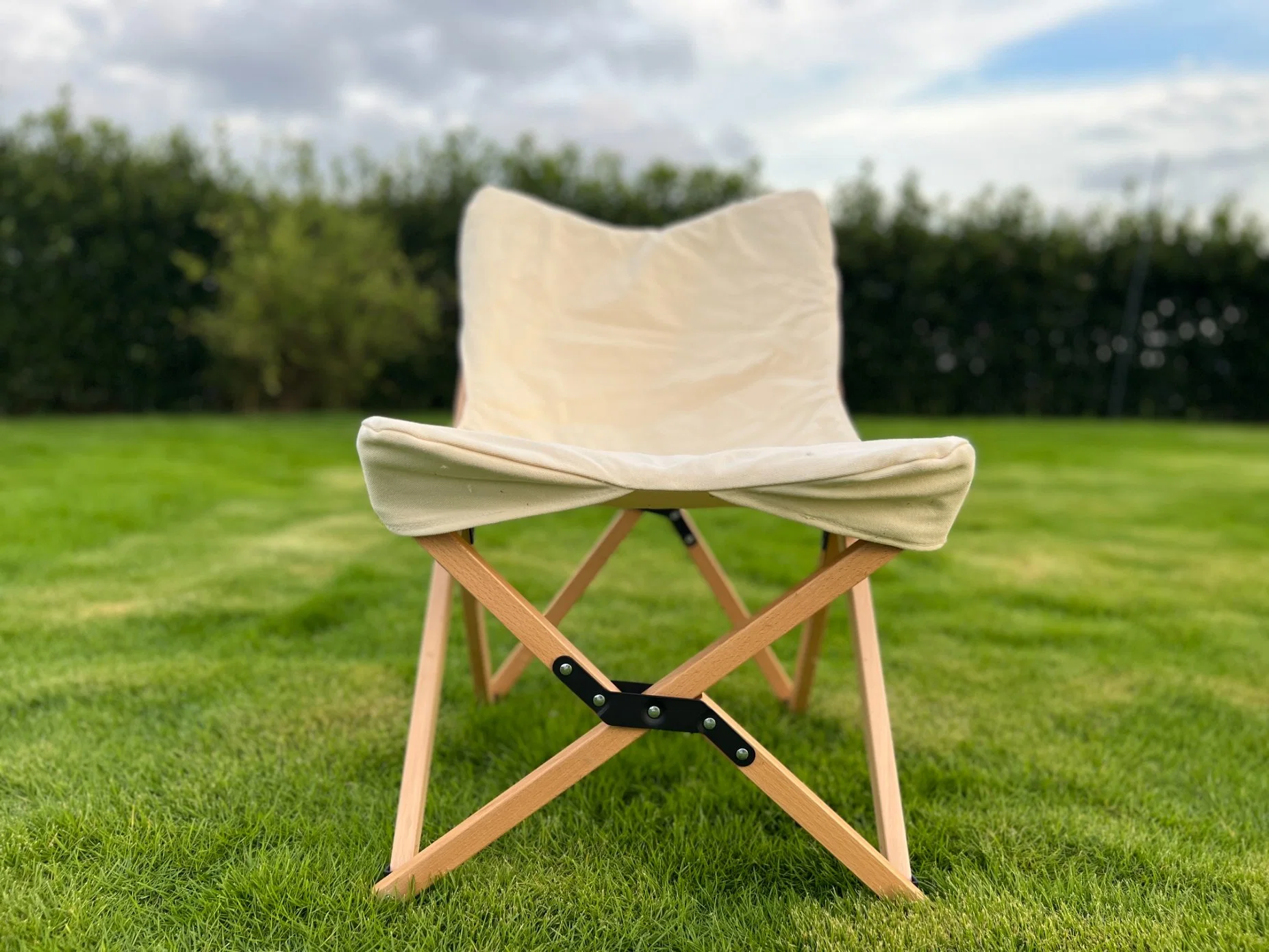 Chaise pliante en bois pour le camping en plein air.