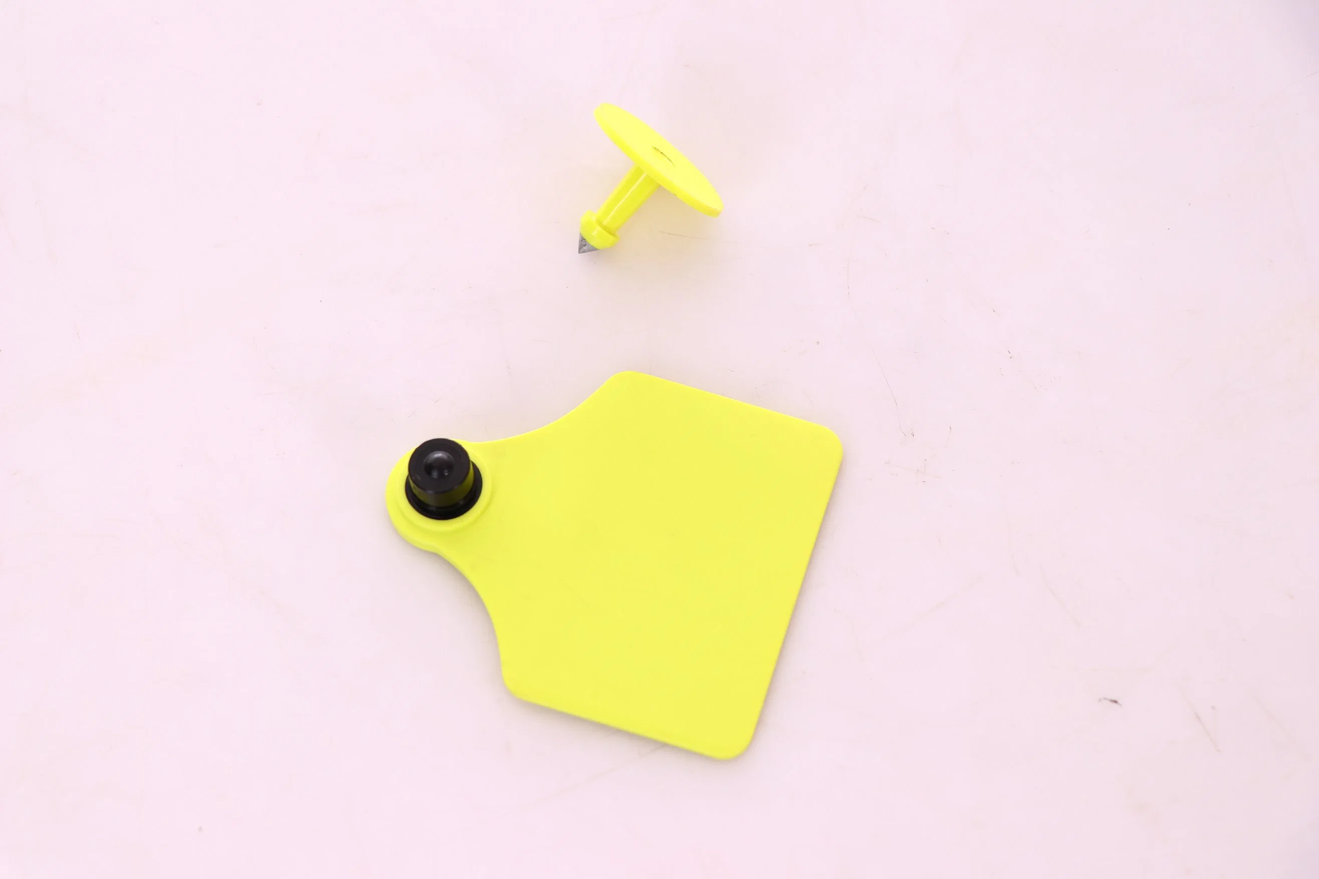 860-960 MHz Round RFID Custom Animal Management Ear Tags