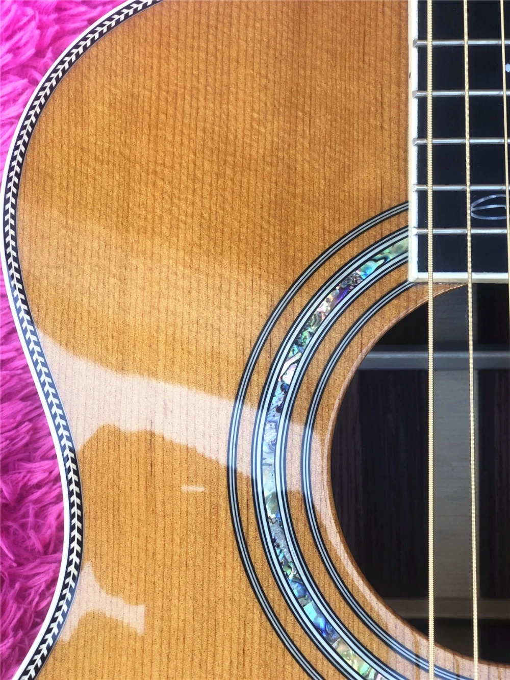 Fingerboard ébène personnalisé avec reliure à chevrons rose style Om du dos Guitare acoustique