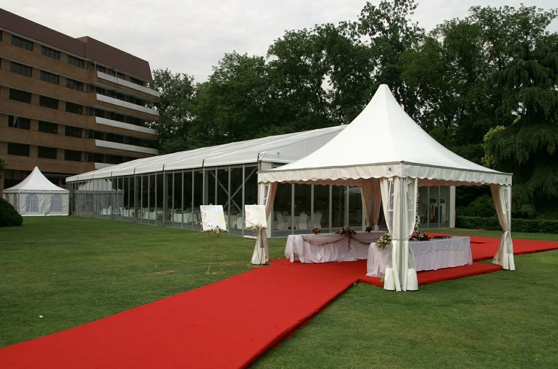 Chaise d'extérieur avec auvent, événement en plein air, camping de luxe, tente de fête, dôme de mariage, tente sur le toit.