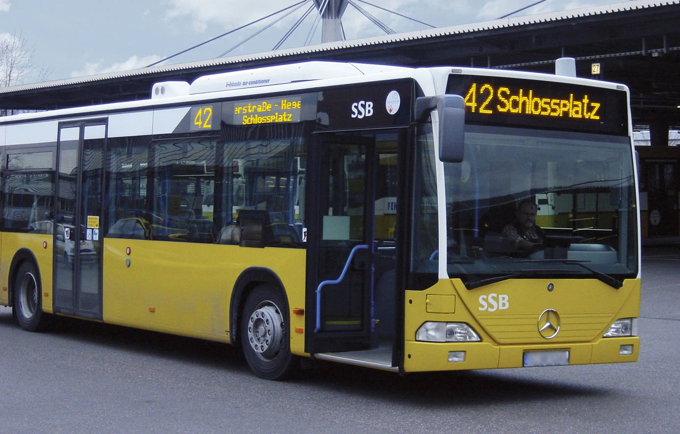 Panneau d'affichage LED défilant dans le bus pour les informations des passagers.