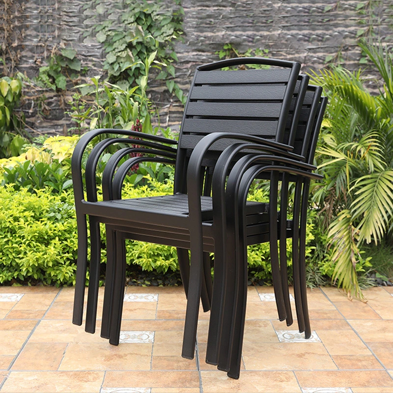 Mesas de jardín de restaurante de madera plástica moderna y sillas al aire libre.