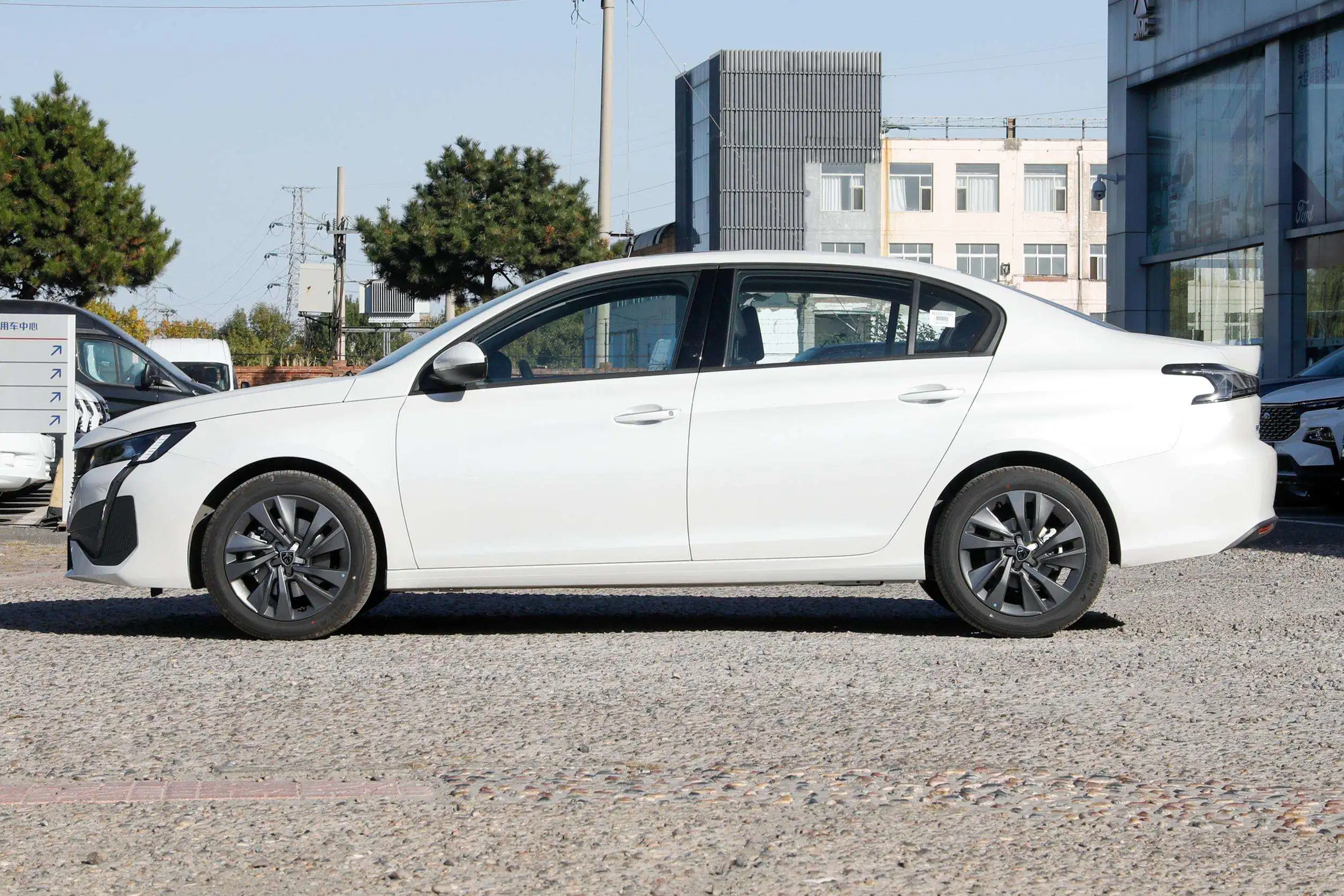 Dongfeng Peugeot 408 vehículo compacto con 1,6t máximo 170 Horsepower L4 Autos de gasolina automáticos vehículos de gasolina usados