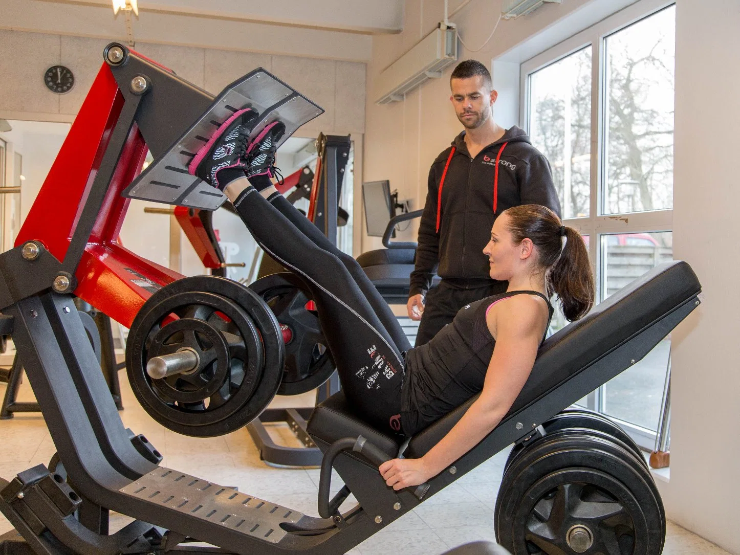 Équipement de gymnase commercial Machine chargée de plaques Entraînement en force Machine de presse à jambes à 45 degrés