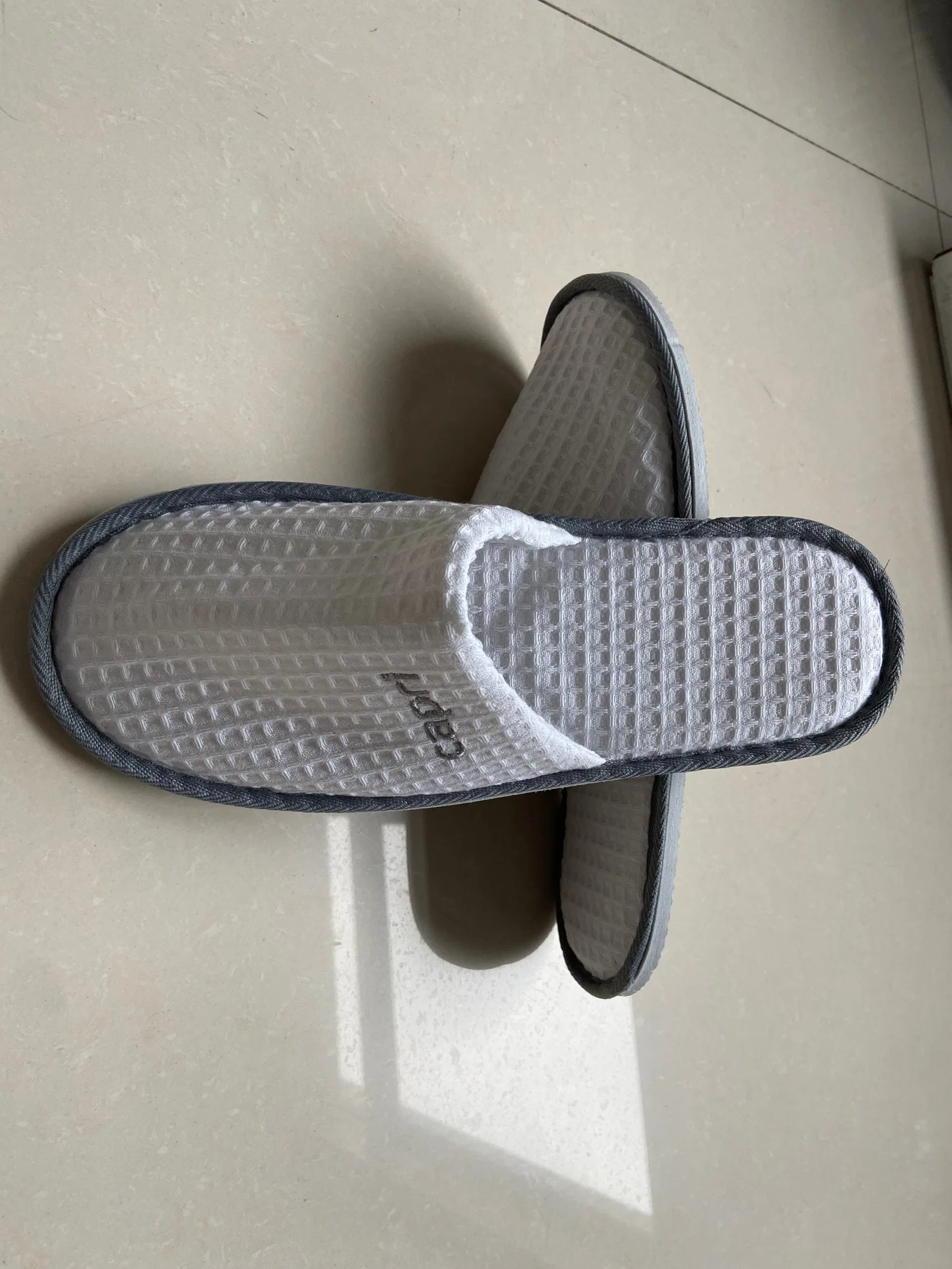 Cuarto de baño Zapatillas cinco estrellas Hotel de lujo de alta calidad tejido Coral Fleece Baño interior Zapatillas de hotel