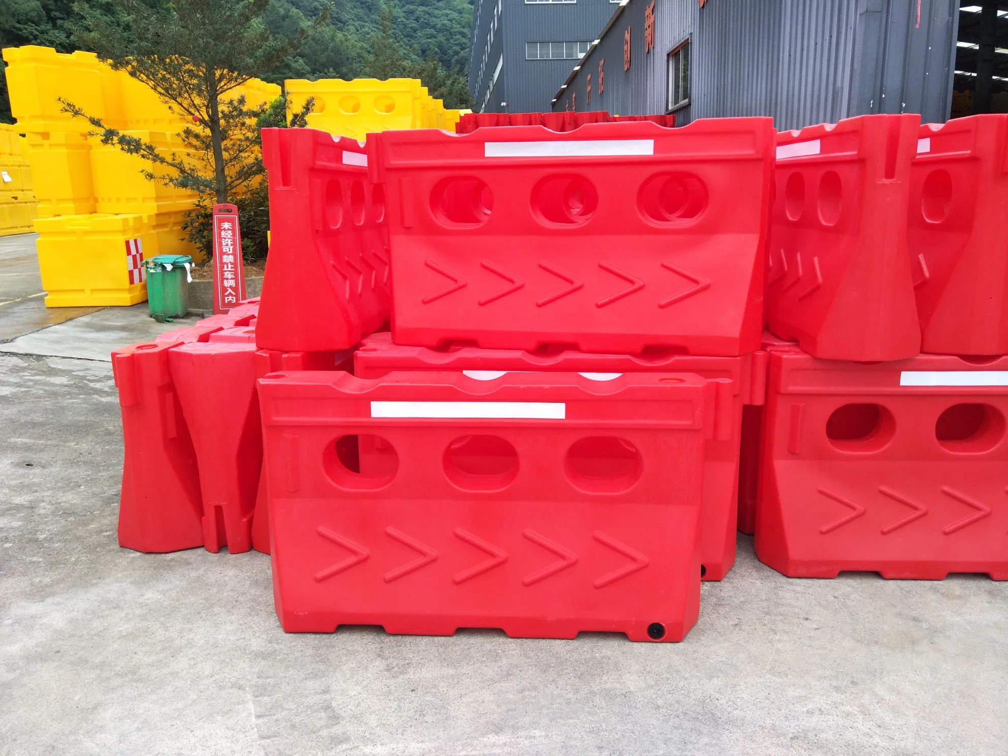 Red Yellow Rotational Plastic Road Barricades Portable Barrier