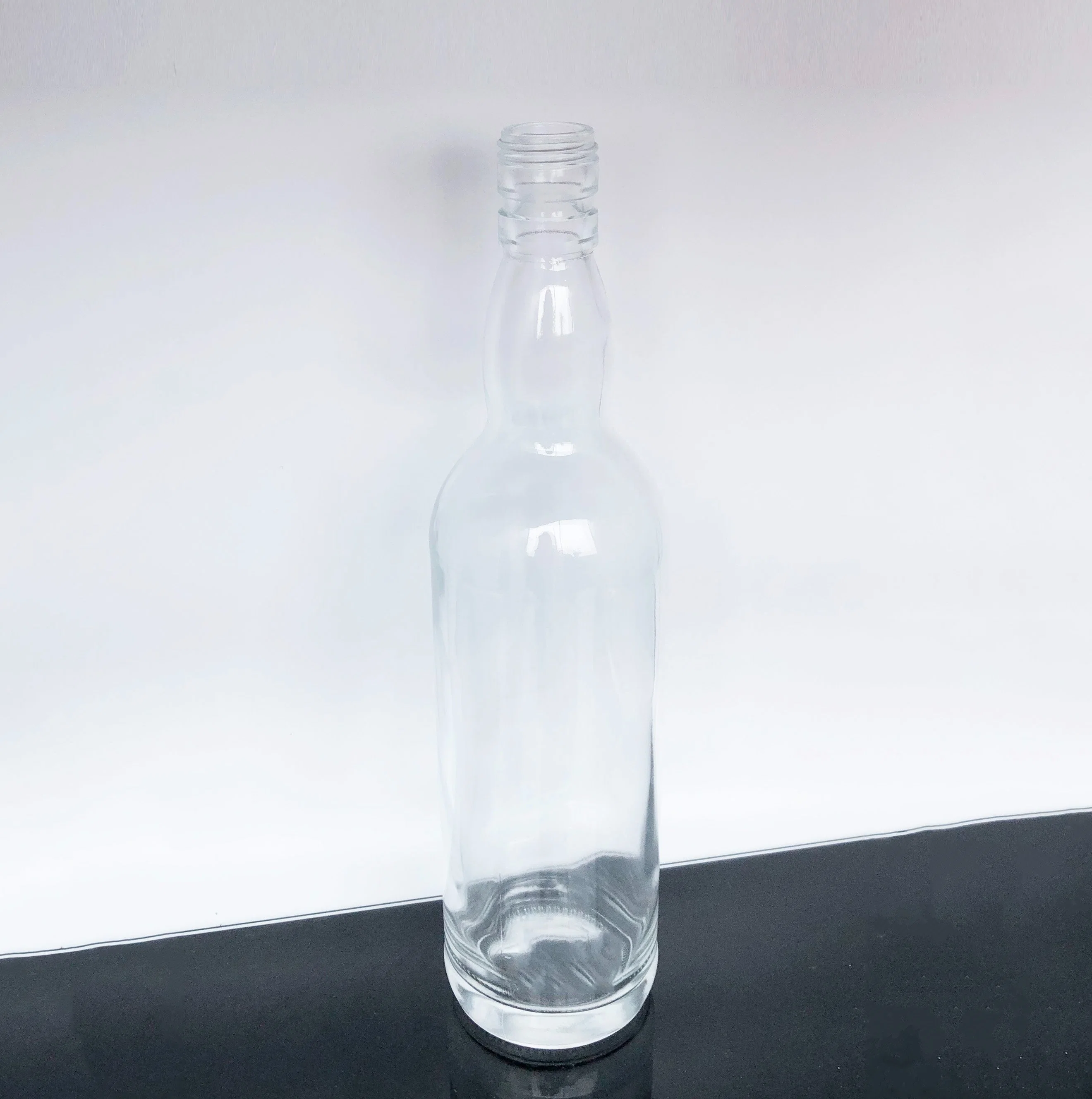 Manufacturers Wholesale/Supplier Customize Whisky Vodka Liquor Glass Liquor Bottle