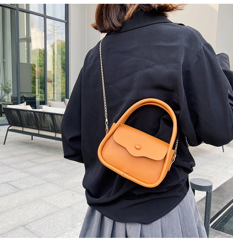 La nueva bolsa de verano de 2021 para la mujer brillante simple bolso de mano Bolsa con pañuelo de seda