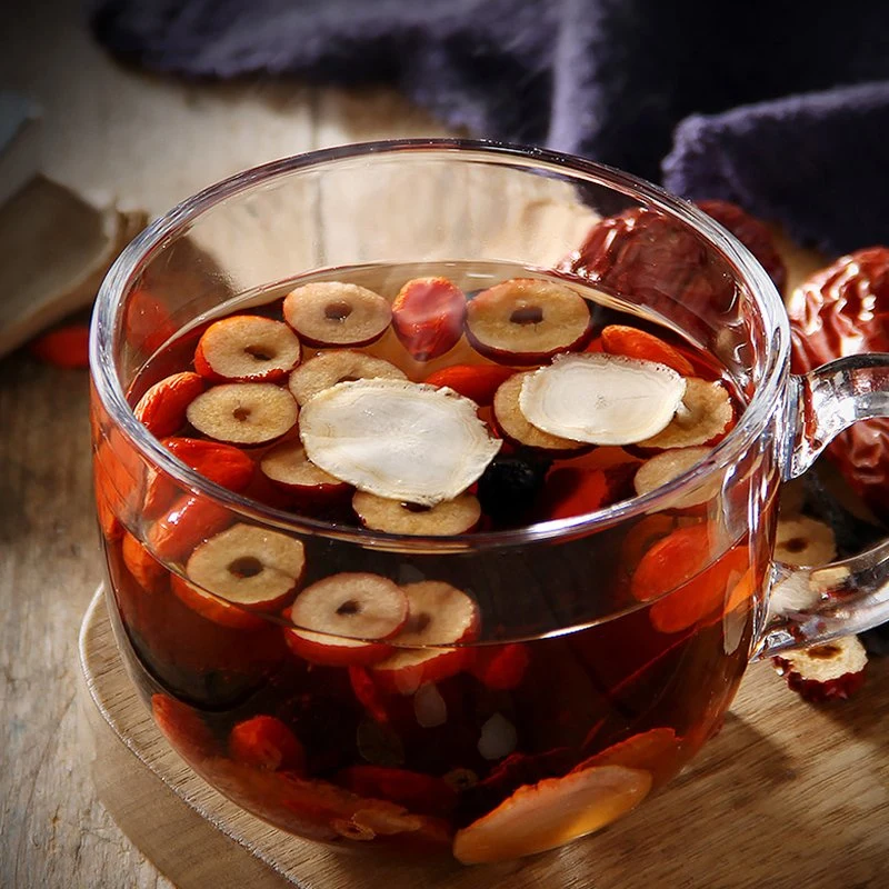 Thé chinois pour la santé à base de racine de ginseng, de fruit de mûrier et d'herbes pour la sexualité masculine.