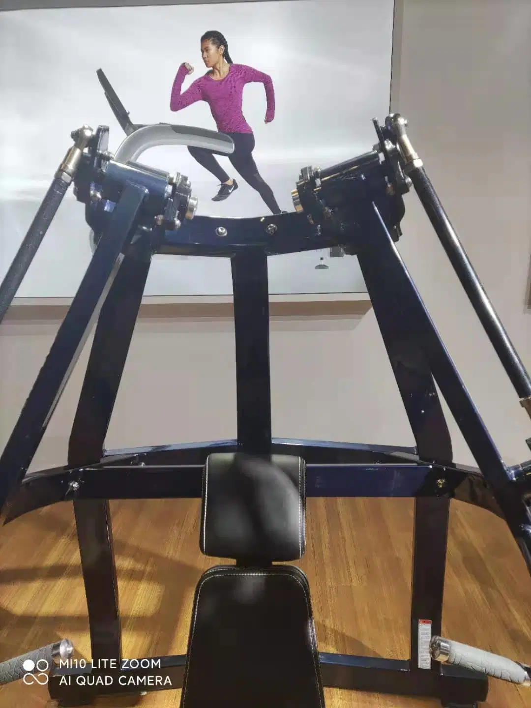 Utilisation d'équipement de gymnastique multiple dans la machine de musculation de poitrine de gymnastique