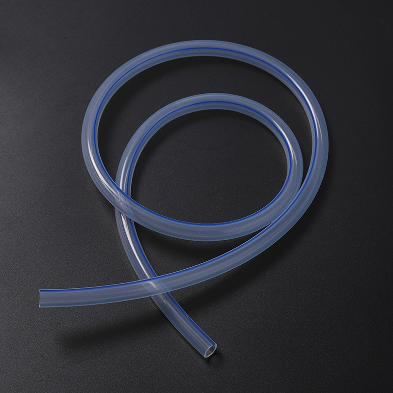 Tuyau en silicone transparent bleu perforé pour atelier propre avec ligne de développement.