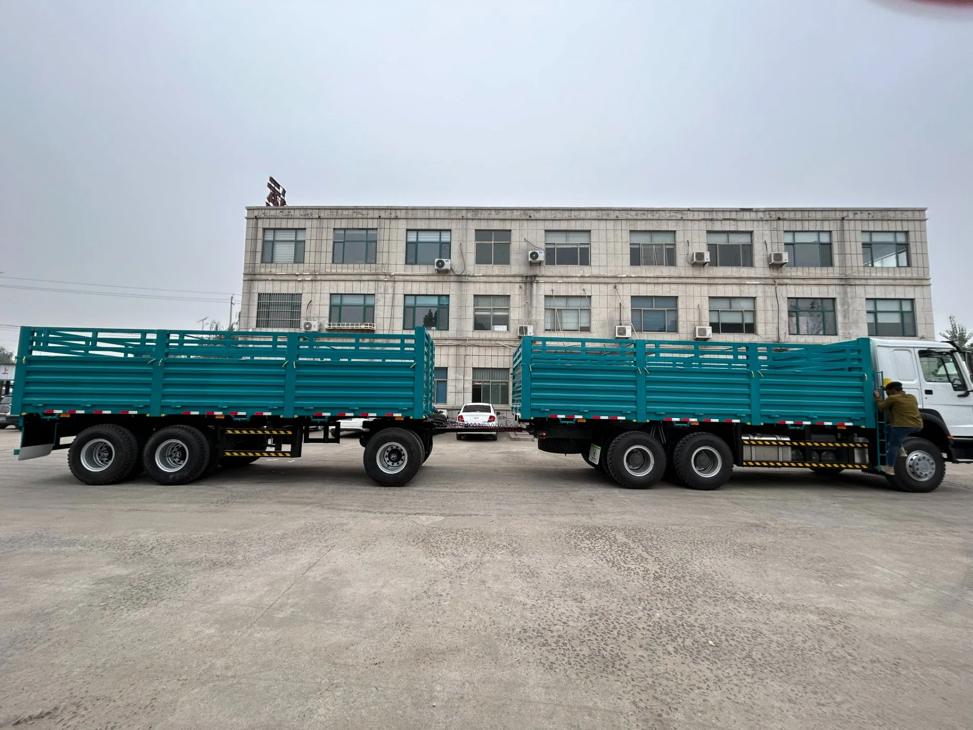 Panneau latéral de 70 tonnes de SinoTruck HOWO, neuf et utilisé Chariot utilitaire à clôture avec barre d'attelage de remorque complète pour Marché éthiopien