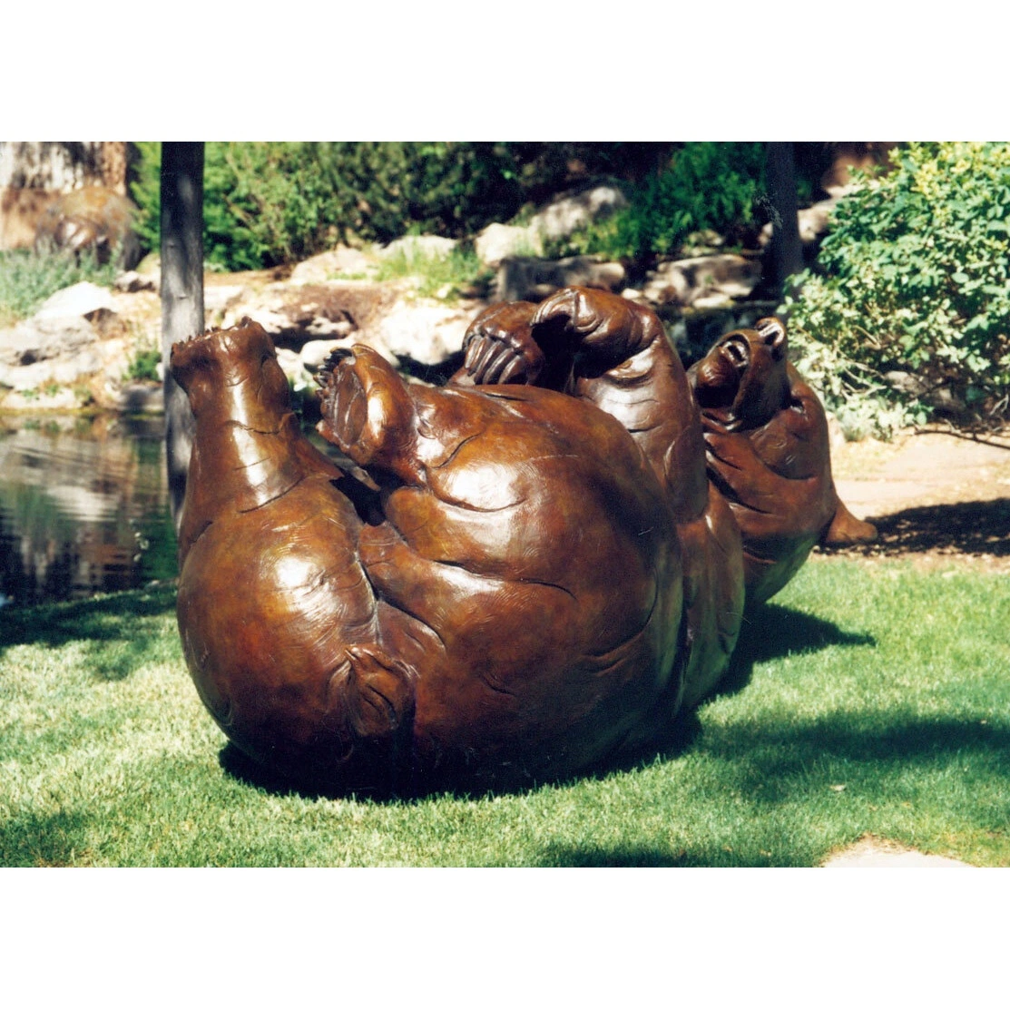 Frente al cielo travieso fuerte oso Escultura Bronce Morón Lying Estatua del oso