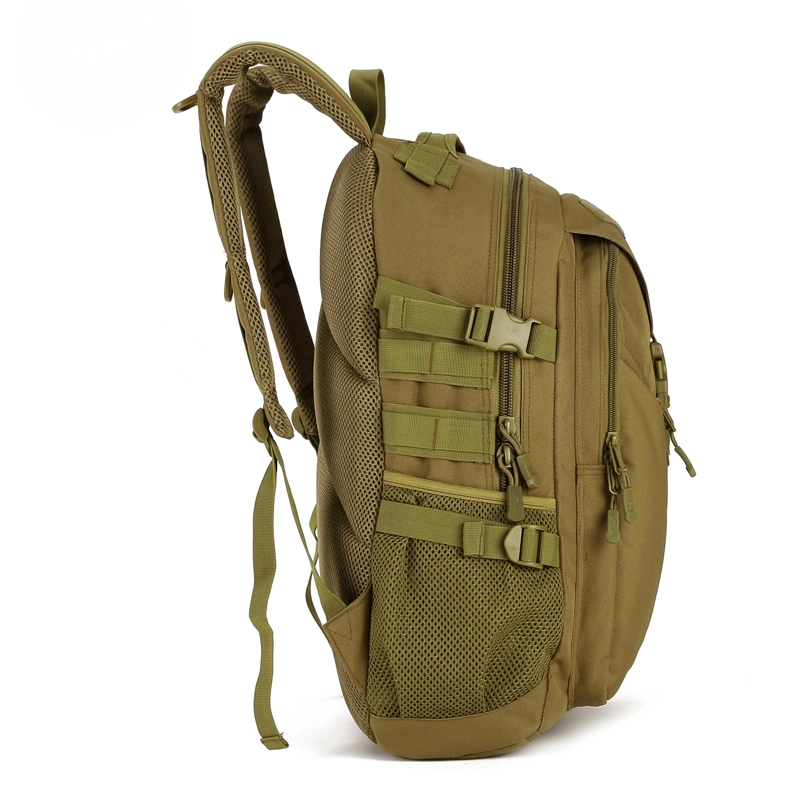 Sac à dos de style militaire en camouflage pour hommes, idéal pour les activités en plein air.