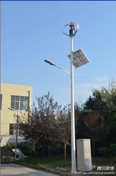 300W Wind Turbine and Solar Panel Lighting System on The Highway