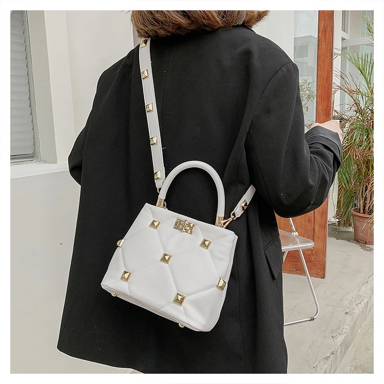 The New Bucket Bag Big Rivet Rhombic Shoulder -Shoulder Messenger Small Square Bag Fashion Network Red Handbag Women&prime; S Bag Foreign Trade Bags