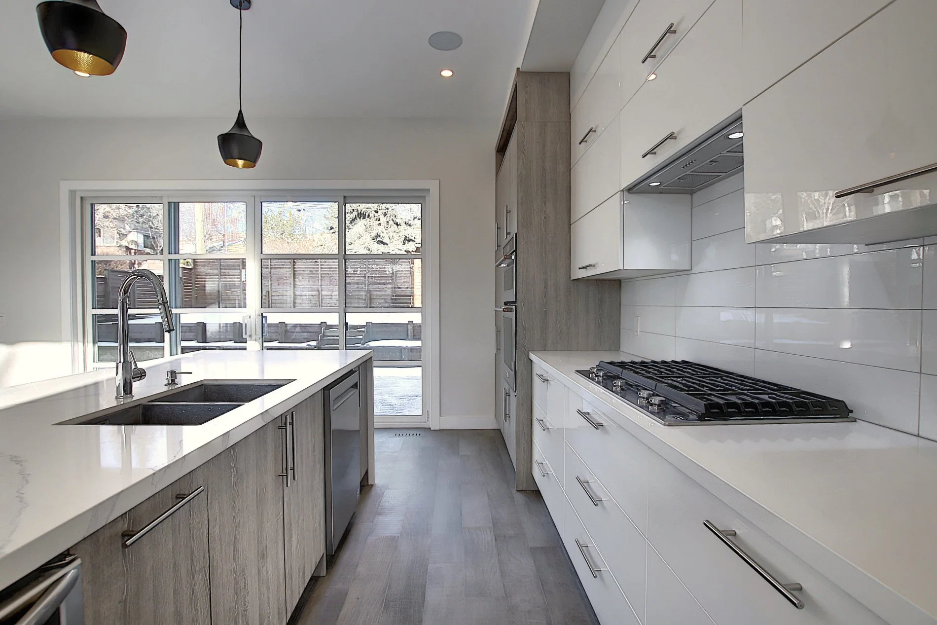 Canadian Style Two Tone Color Light Grey Oak and White Gloss Kitchen Cabinet with Waterfall and Island