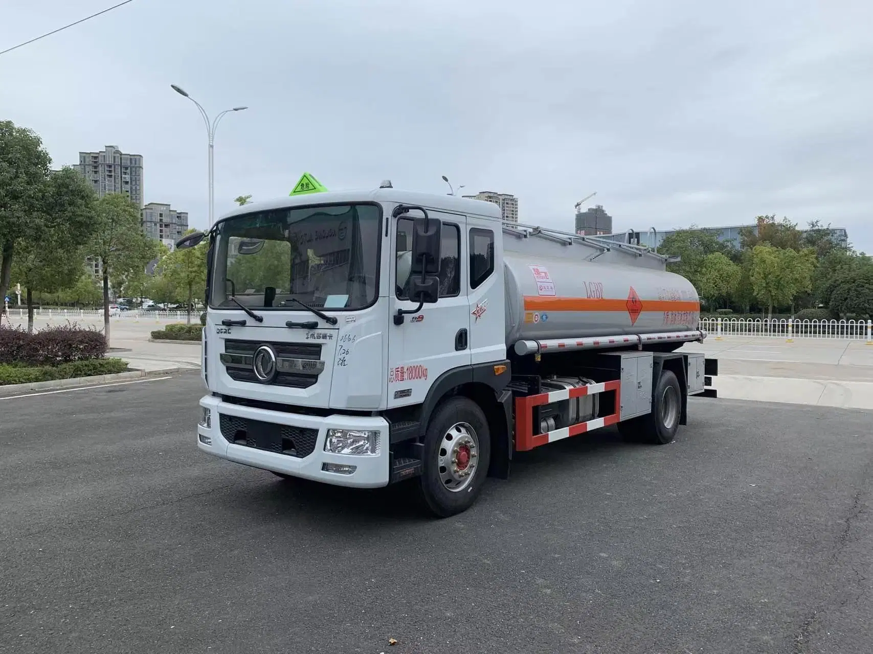 Dongfeng 13cbm Fuel Tank Truck for Transporting Diesel Oil Crude Oil Lubricating Oil Coal Tar