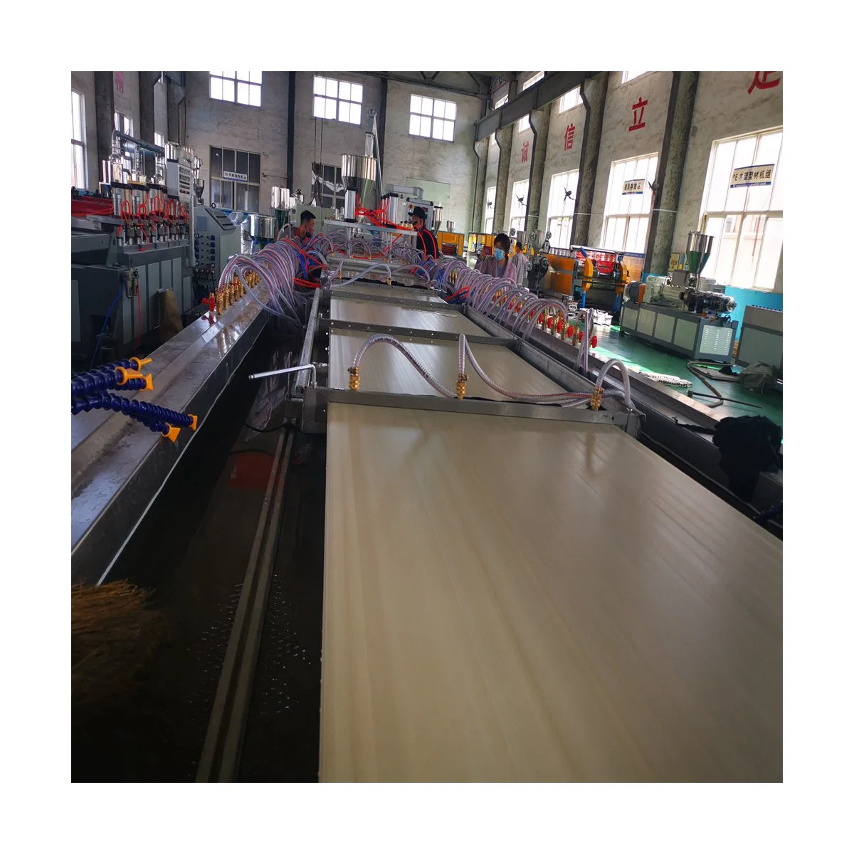 Machine de production de portes en plastique en bois WPC PVC