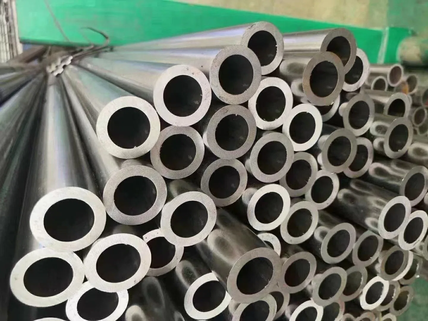 ASTM стандарт DIN холодной холодной обращено точного бесшовных стальных трубопроводов производитель холодной бесшовных стальных трубки на заводе цена бесшовных стальных трубопроводов