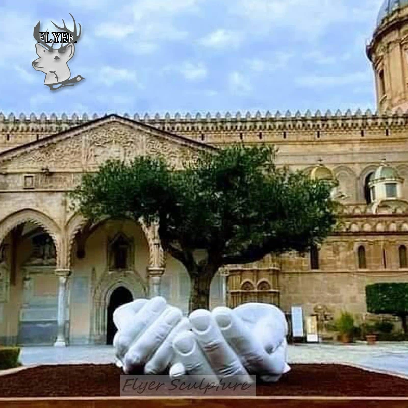 Gran escultura de mármol de manos sosteniendo un árbol para decoración exterior