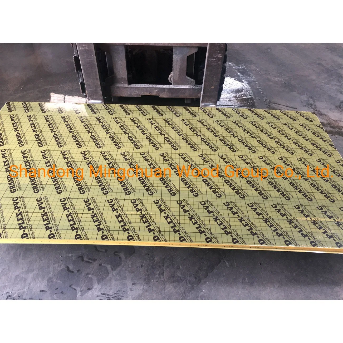 1220*2440*18mm PP Plastic Film Faced Plywood WBP Glue Tempered Glass Coated Board