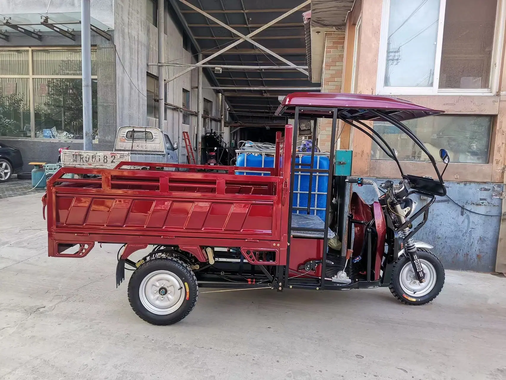 2023 Rickshaw de fret électrique Tricycle de fret électrique d'une tonne Chargeur électrique avec basculement