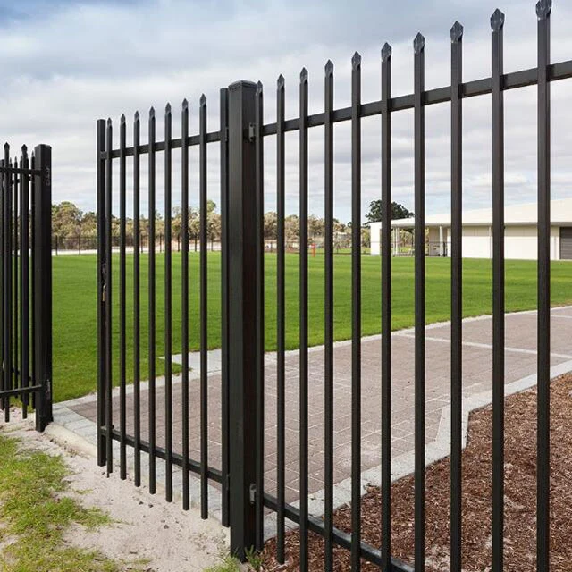 Compuerta deslizante de cercado de acero de color negro de alta calidad y basculante Fabricante de la puerta