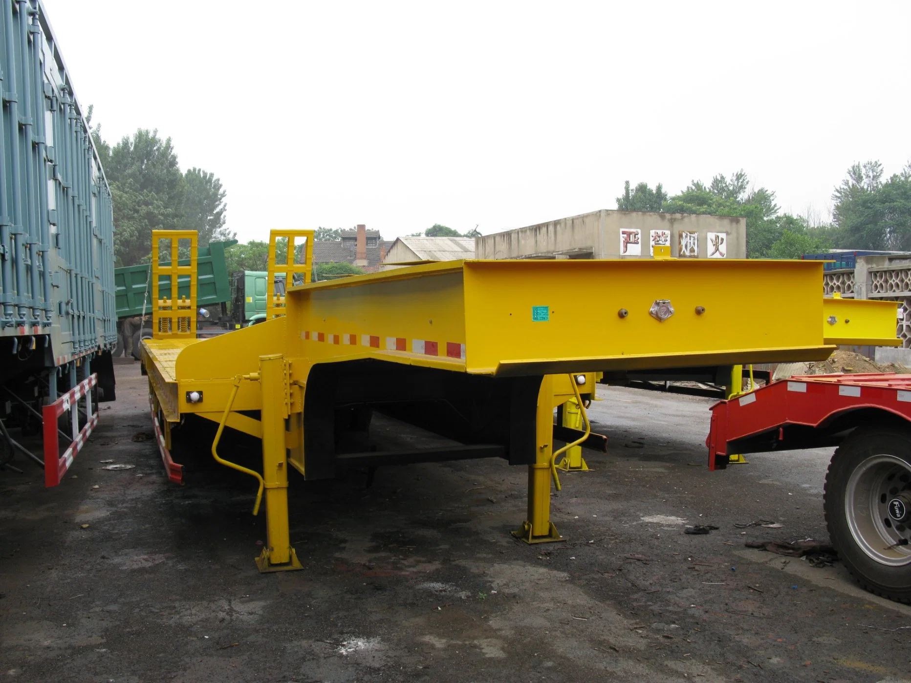 China Famous Low Bed Semi Trailer for Sale 60-80tons Hydraulic Ladder Ramps Low Bed Deck Platform Trucks Trailer