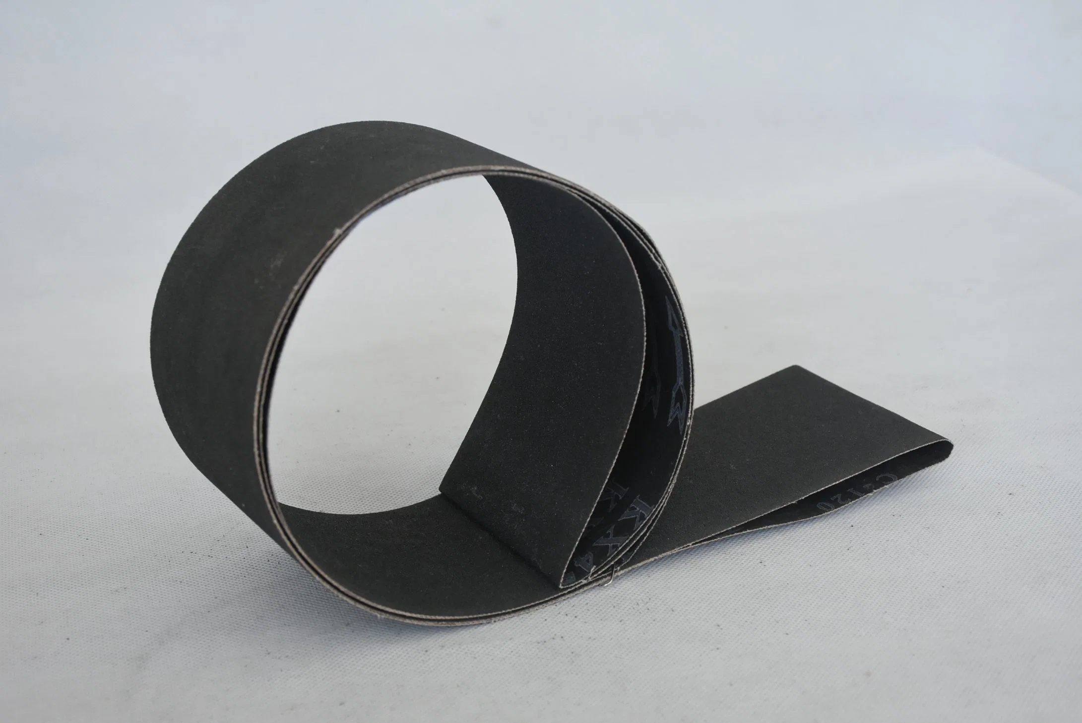 Superior Grinding Kx456 Silicon Carbide Black Abrasive Belts Roll Belt Sanding for Glass and Wood Polishing