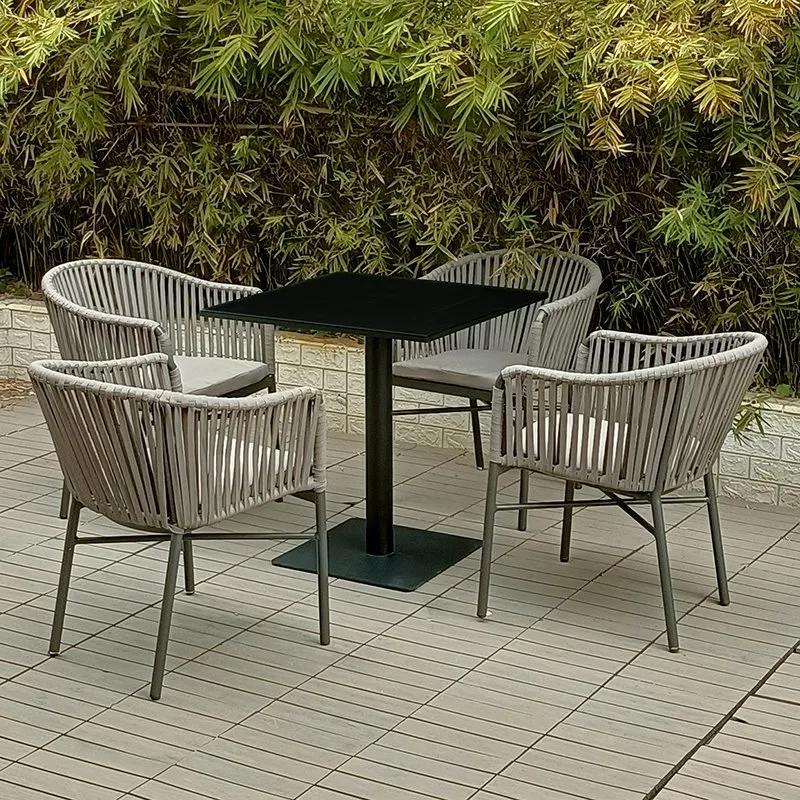 A moderna mesa de jantar Pátio Exterior do Hotel está situada no Pátio do Jardim de ratã Cadeira de jantar para sala de estar com móveis