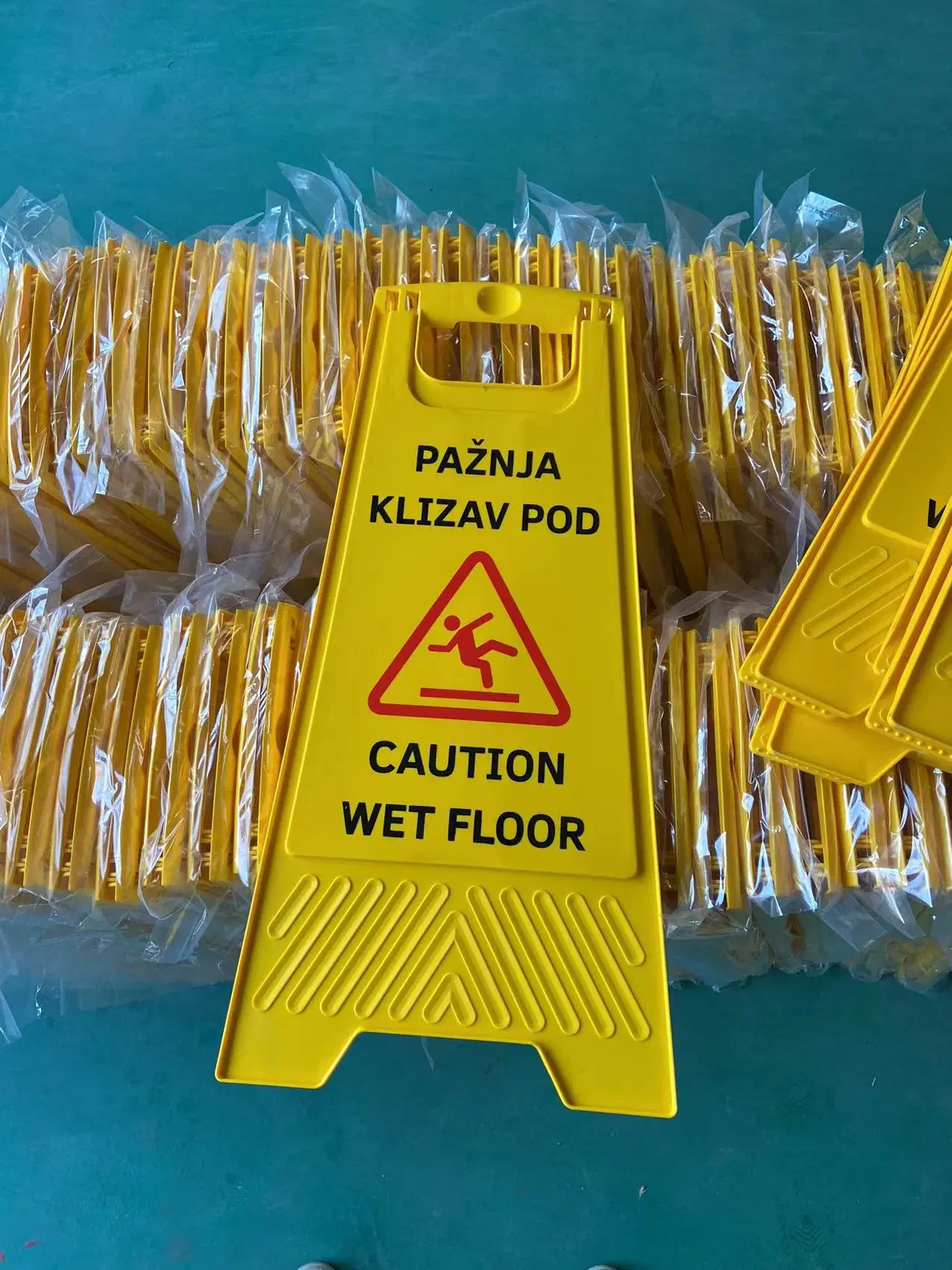 Yellow Sign Board English Spanish Warning Board 700g Windproof