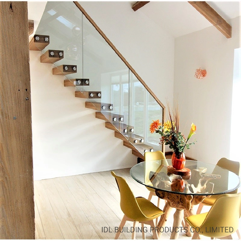 Instalação fácil de escada de aço galvanizado de um único viga, escadas retas interiores com degraus de madeira com LED, painel de parede de vidro e balaustrada.