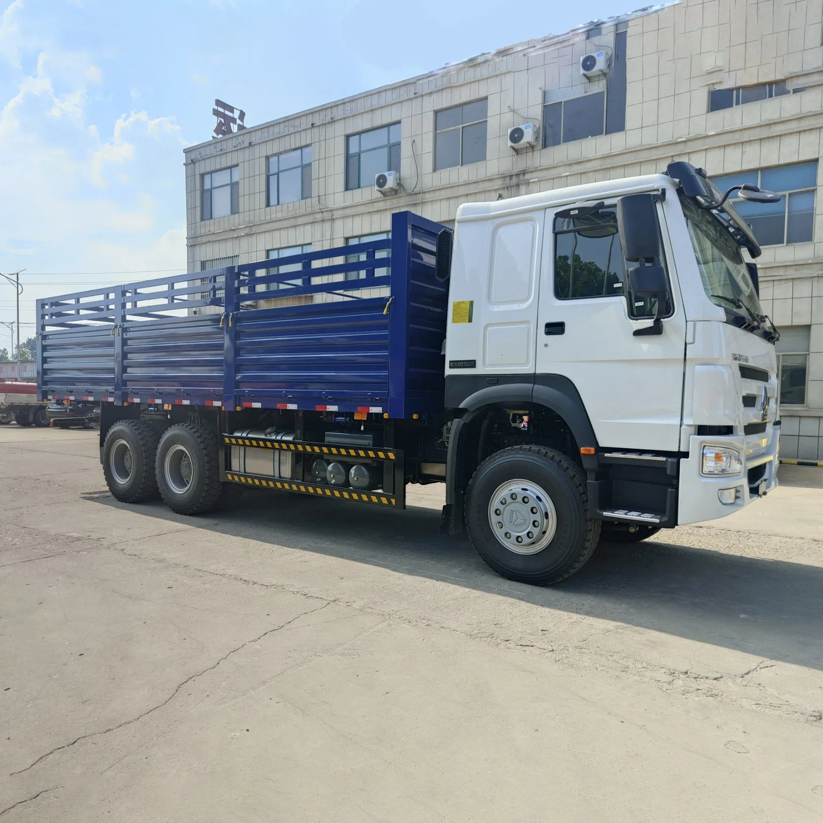 Sinotruck HOWO 371HP 30t RHD شاحنة الحمولة شاحنة ذات محرك دمية الجدار الجانبي الكامل الجدار تويست CKD قفل حاوية CKD شاحنة SKD إثيوبيا مع مقطورة قضيب الجر