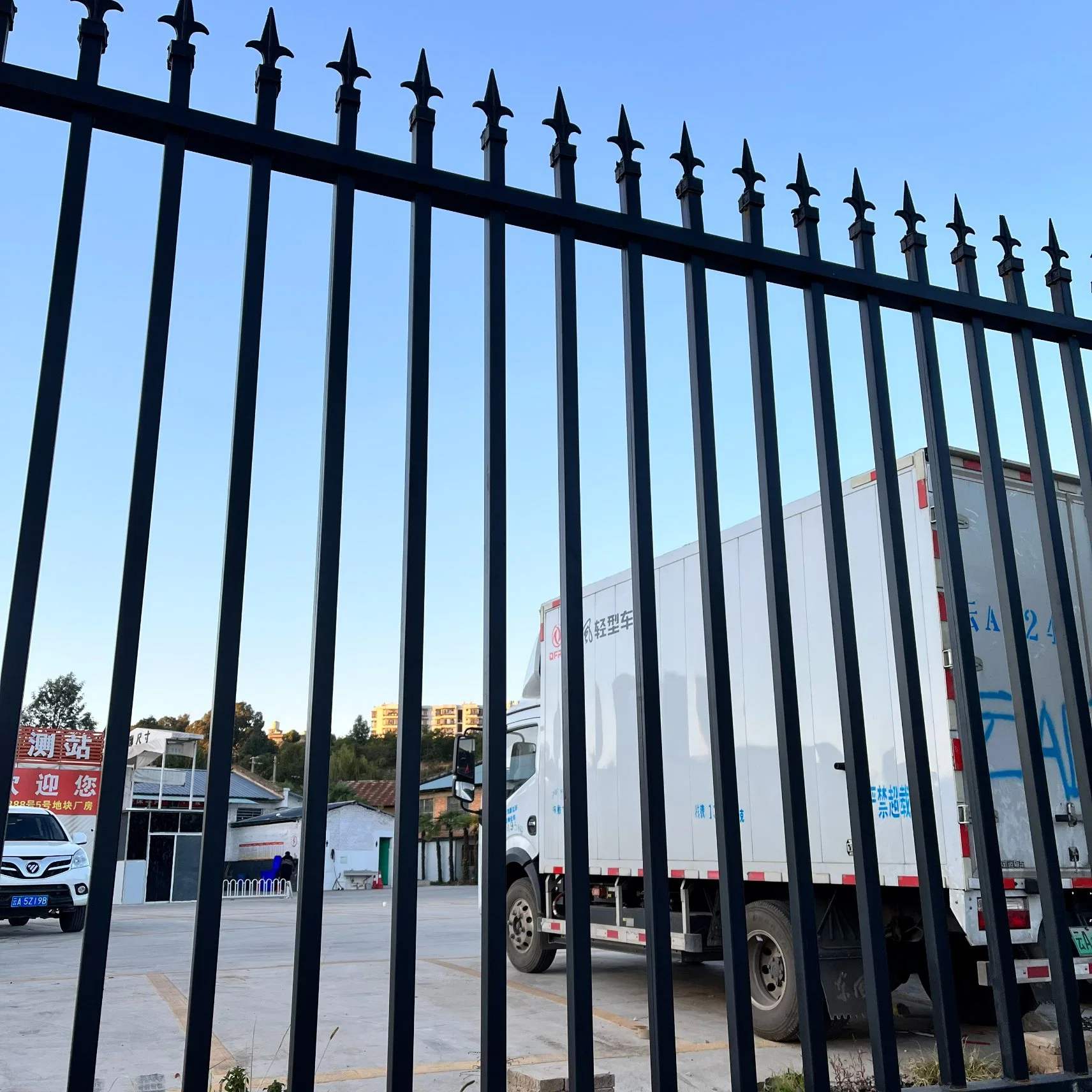 8FT galvanizadas e revestimento a pó régua metálica cerca de ferro tubular de aço Jardim da cerca de protecção