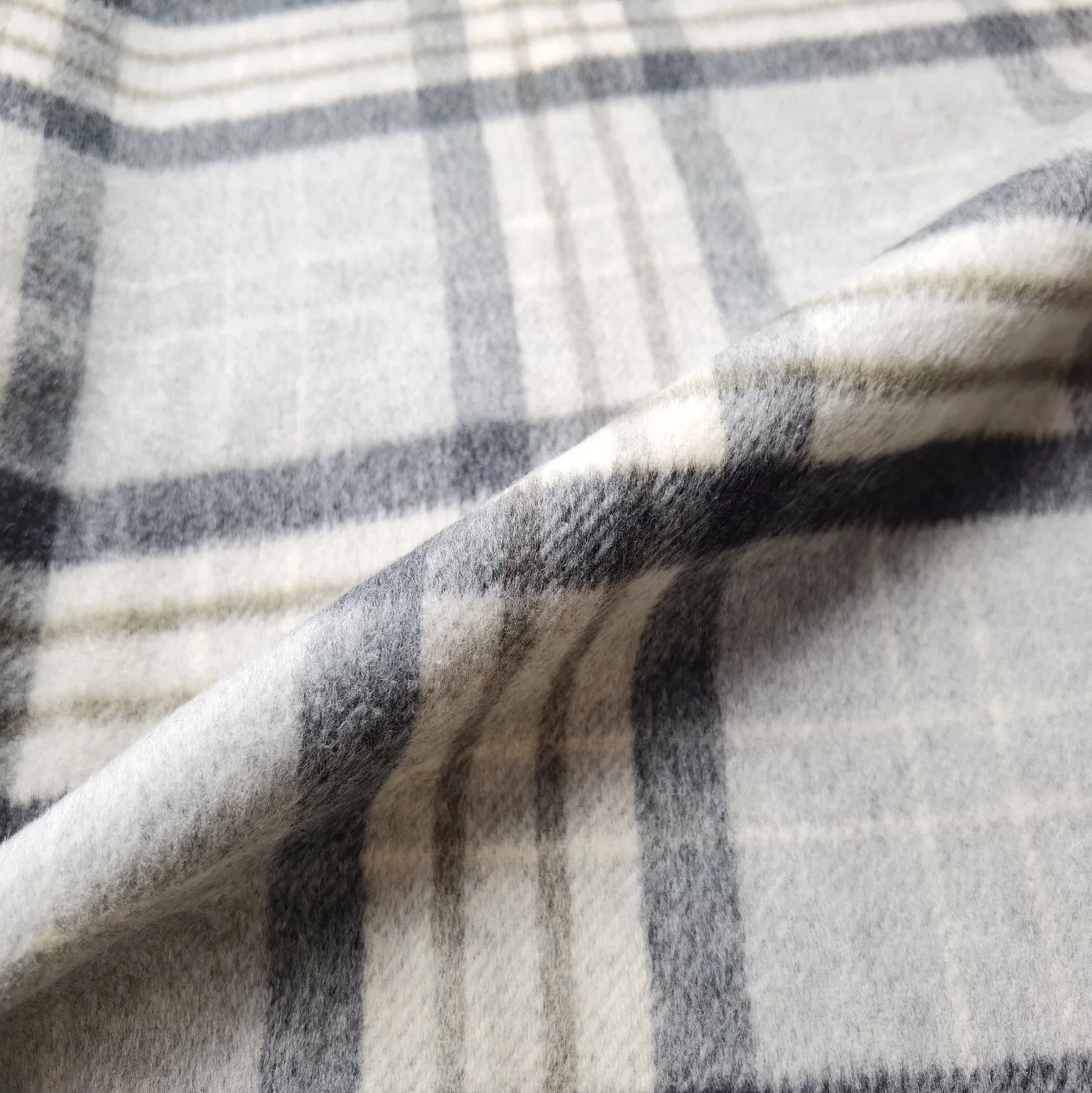 Wholesale 100 Polyester Woven Rough Design Checks Luxury Italian Tweed Fabric for Coat