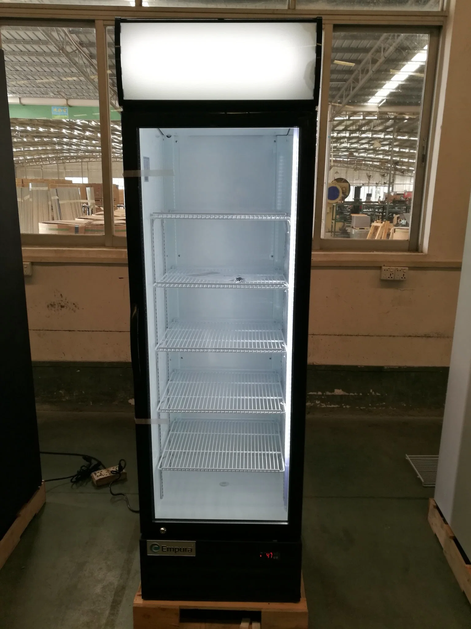 Vertical Display Cooler Auto Defrost R600A Gas Strong Cooling