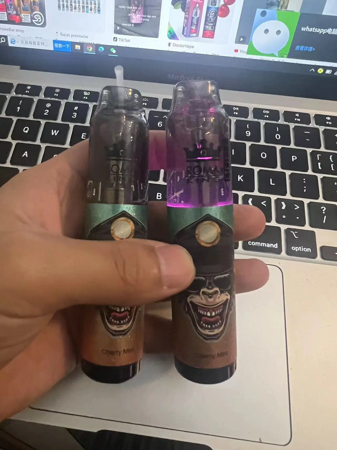 Romaking Tornado 7000 Puffs Einweg Vape 53 Regelmäßige Aromen Randm Einweg-Vape Pen 50mg blinkende RGB LED 850mAh wiederaufladbare Mini E-Zigarette