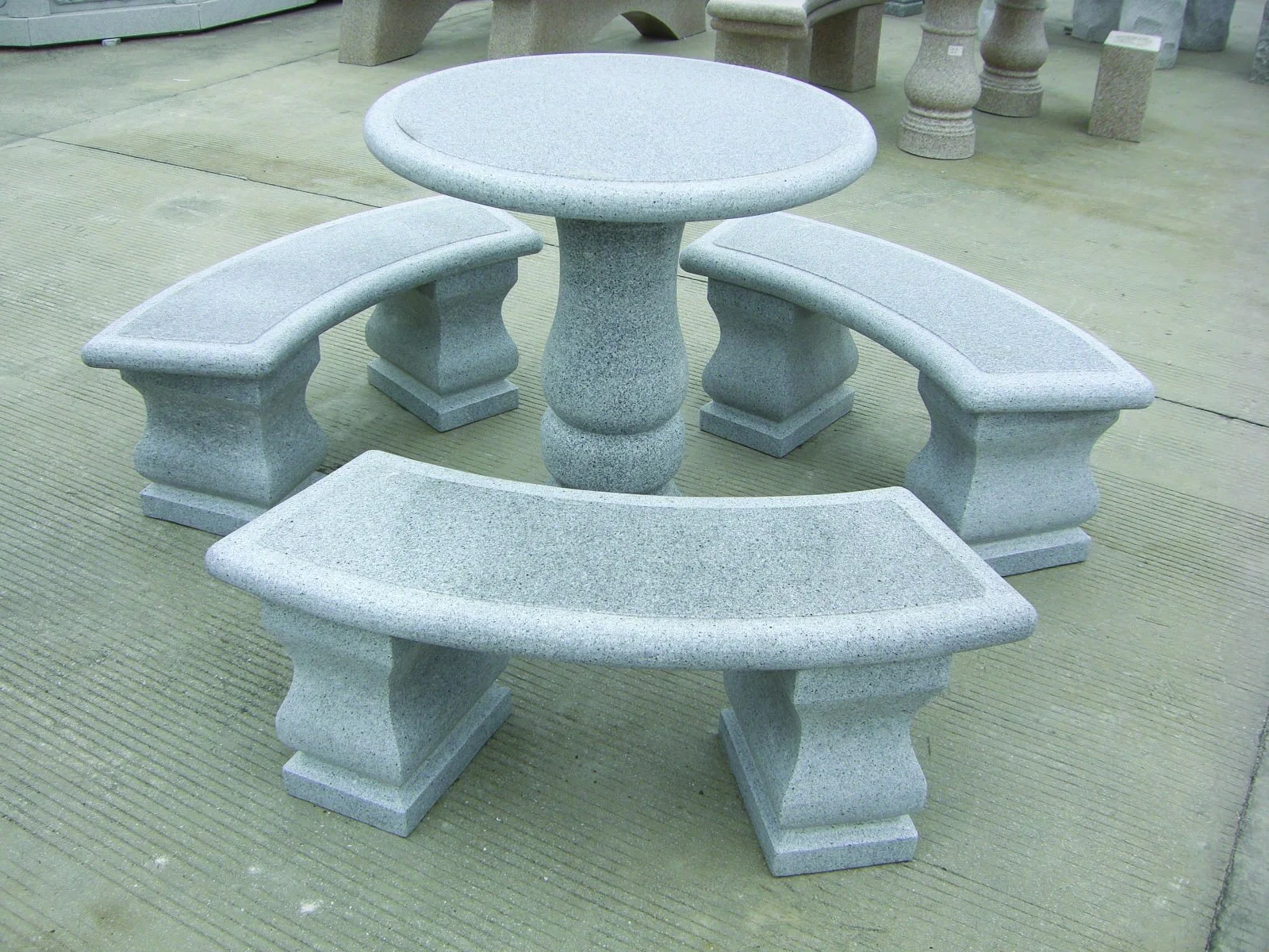 Garten mit Granitstein-Tischen und Stühlen/Bänken im Freien
