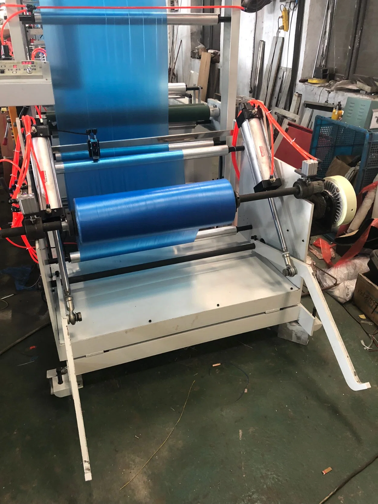 Le chevauchement de sacs poubelle Coreless Rolling Making Machine