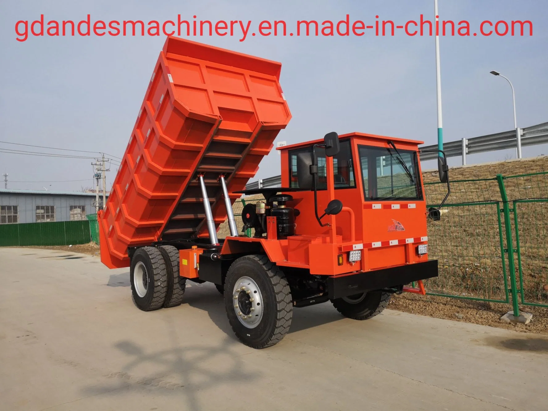 Low Cost Self-Loading Mini Dumper/Four Wheel Mining Truck Mine Dump Truck with Double Hydra 4X4 Wheel Tipper Truck/Farm Tractor 4 Wheel Small Tipper