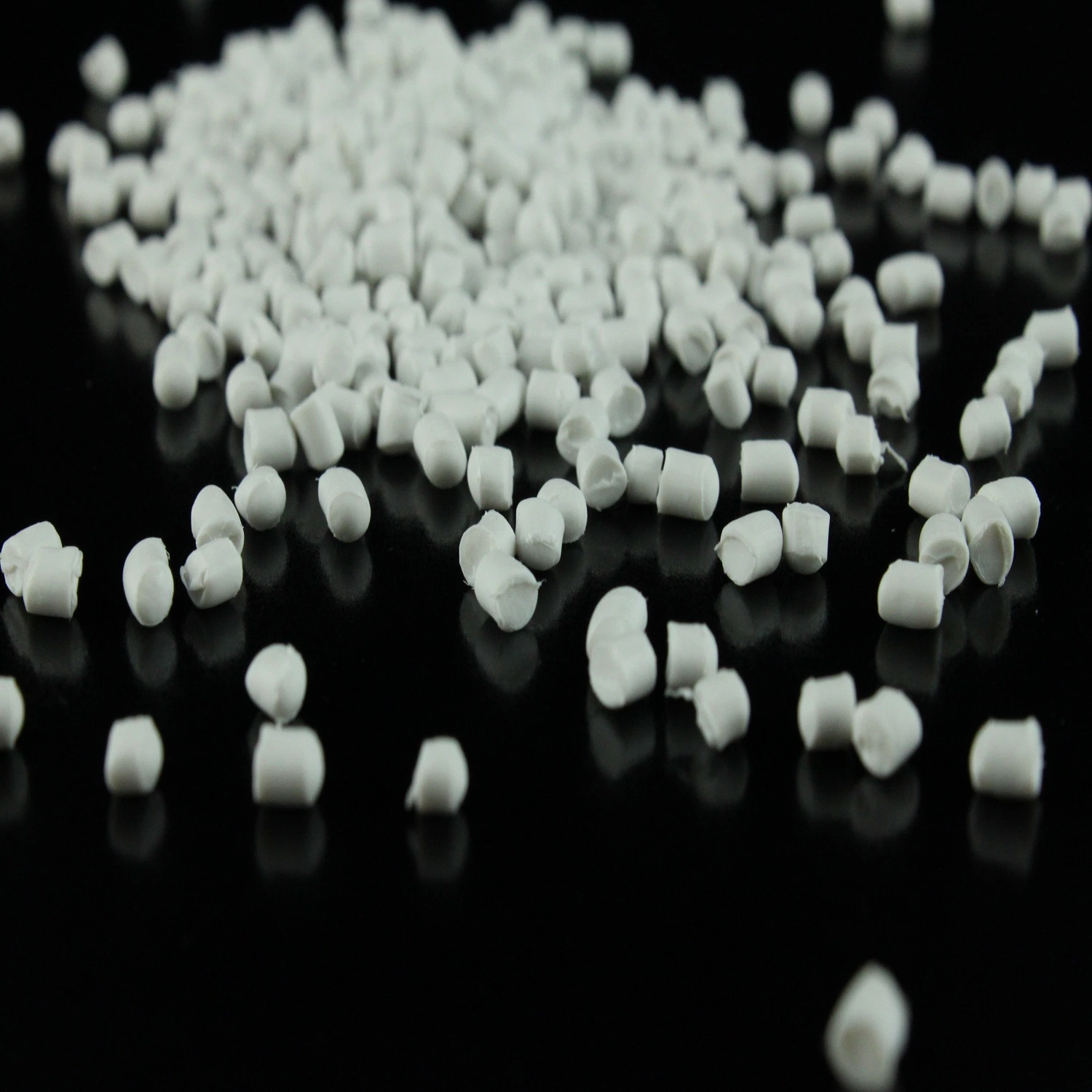 Low Price Injection (C2h3cl) N Granulat Rohmaterial Recycling-Pellets Granulat PVC-Harz-Compound