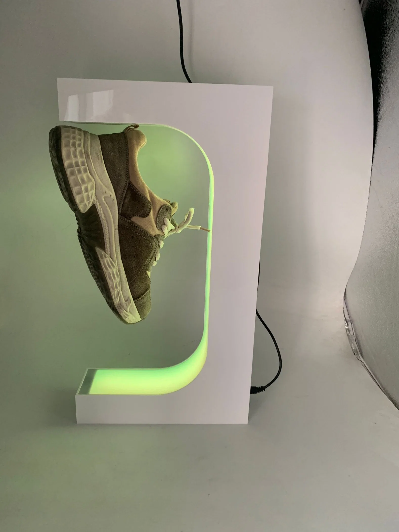 Soporte de sneaker con pantalla de zapata flotante y LED de colores Soporte giratorio ligero para la exposición publicitaria de colectores de zapatos